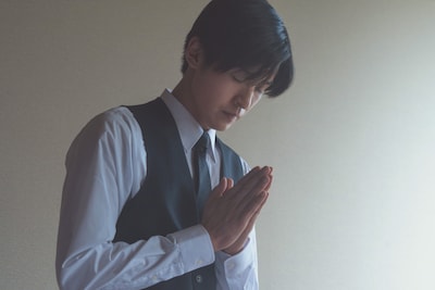 映画「ほどなく、お別れです」より、漆原礼二（演・目黒蓮）が“納棺の儀”に臨む様子