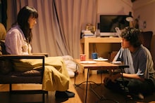 「街の上で」場面写真。若葉⻯也演じる荒川青（右）、穂志もえか演じる川瀬雪（左）