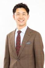 映画「声よ広がれ」でカフェの店長を演じる原田フニャオ（ダンビラムーチョ）