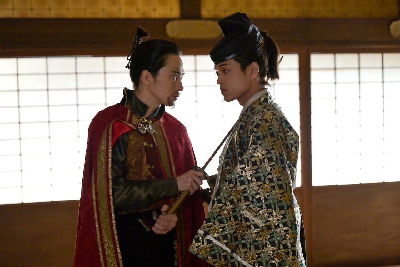 時代劇「炎かがよへ」より、左から戸塚祥太（A.B.C-Z）演じる織田信長、原嘉孝（timelesz）演じる金上盛備。