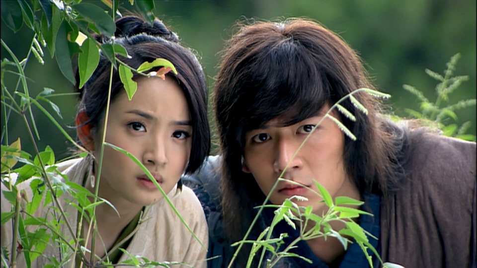 ウェイ・チェンシャン（魏千翔）演じる韓暁冬（右）。貧民村出身の若者で雪舞を見守り続けるキャラクだーだ