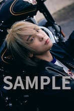 伊澤彩織の初フォトブック「PLAYer1」発売、佐藤健とアクション語った対談収録