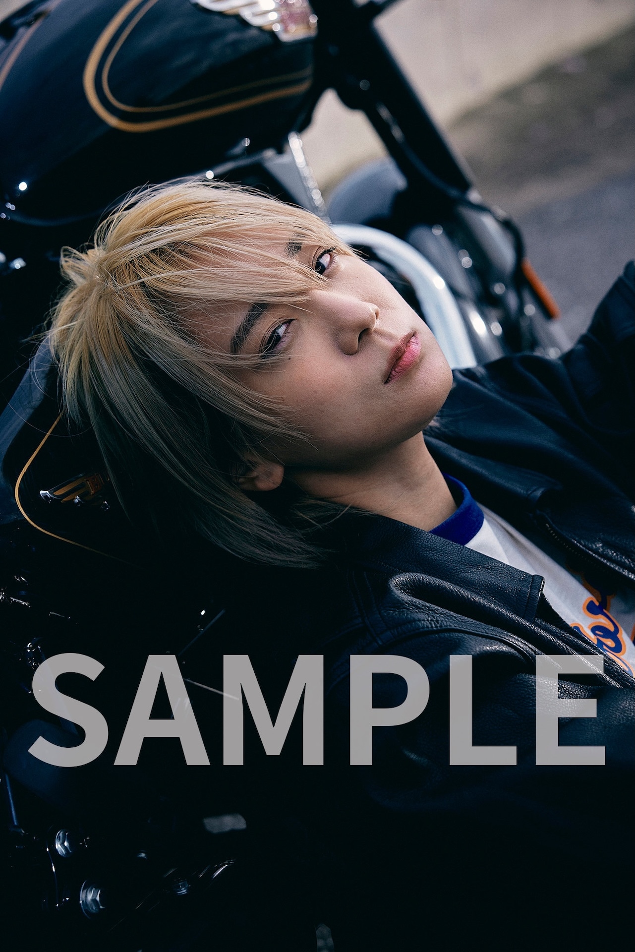 伊澤彩織の初フォトブック「PLAYer1」発売、佐藤健とアクション語った対談収録