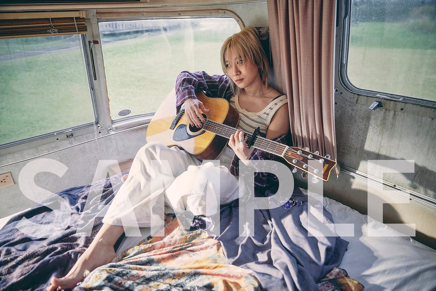 伊澤彩織の初フォトブック「PLAYer1」発売、佐藤健とアクション語った対談収録