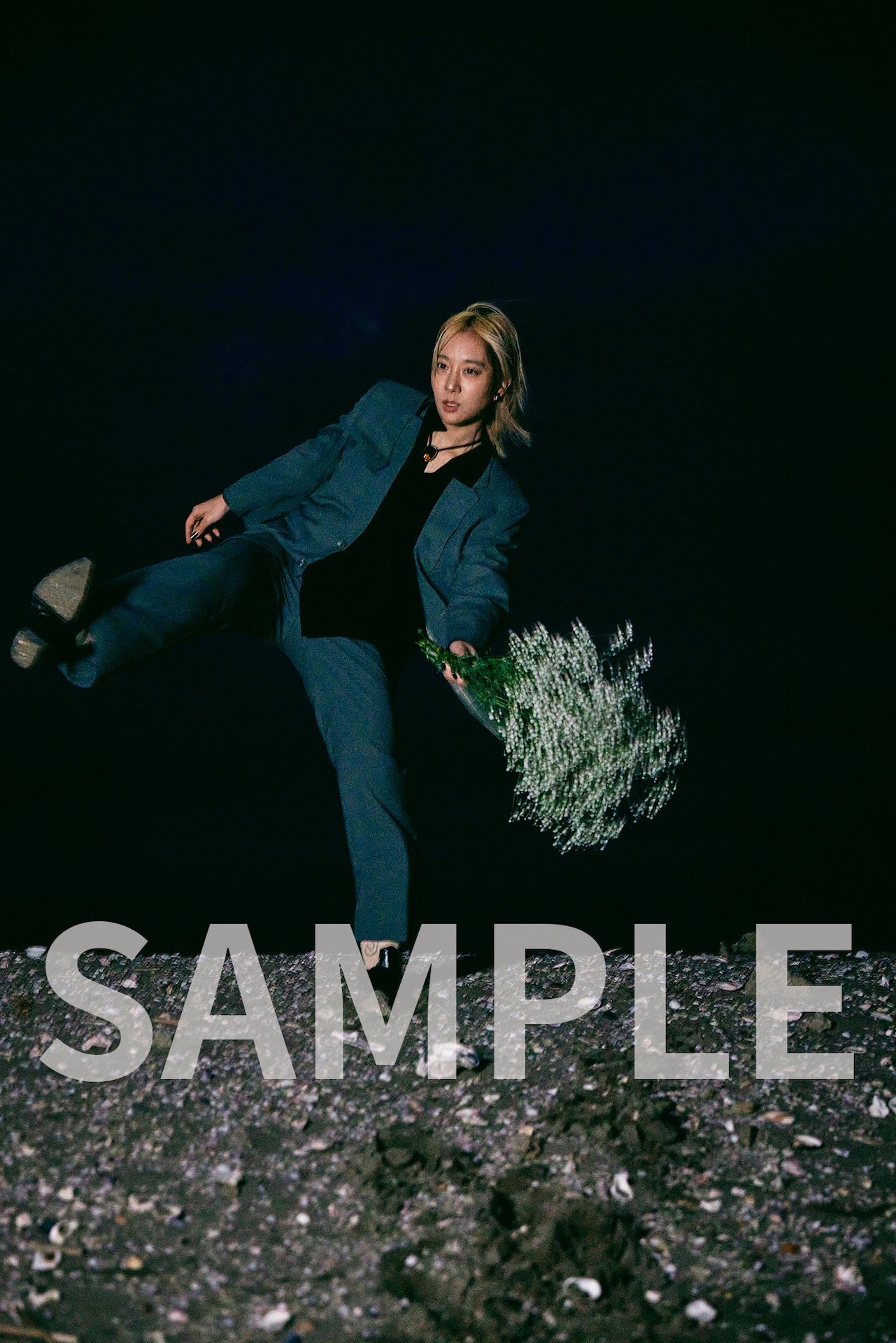 伊澤彩織の初フォトブック「PLAYer1」発売、佐藤健とアクション語った対談収録