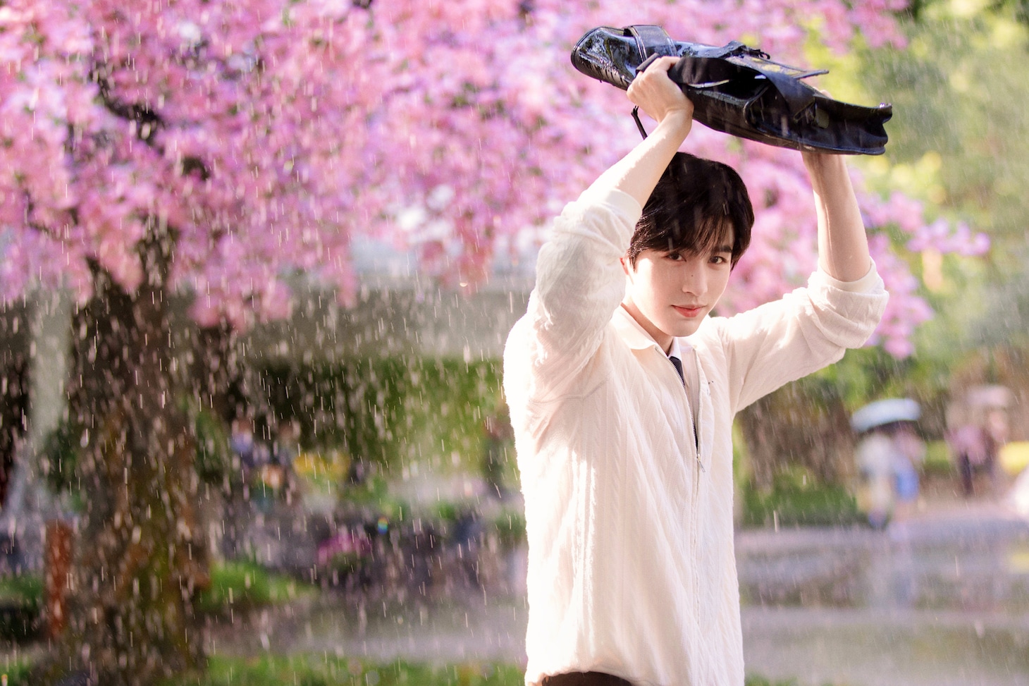 中国ドラマ「素敵な恋の咲かせかた」ではカメラマン出身のチョー・リアンイー（車亮逸）が監督を担当。光にこだわった演出で四季折々の花々や景色を捉えている