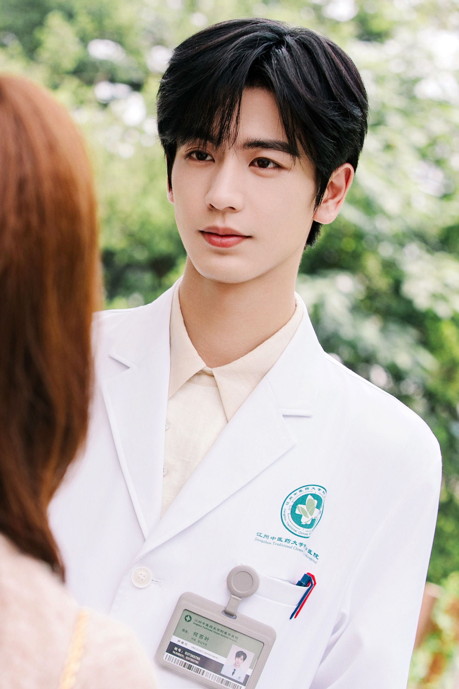 中国ドラマ「素敵な恋の咲かせかた」の主人公である漢方内科医ホー・スーイエ。演じたジャン・リンホー（張凌赫）は「（本作に出演し）漢方の知恵を学んだことが何よりの収穫」と語っている