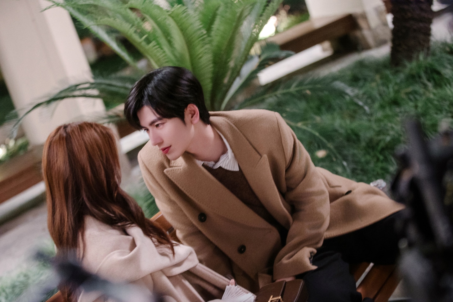 中国ドラマ「素敵な恋の咲かせかた」の主人公ホー・スーイエ（右）。知的で穏やかな一方、恋の駆け引きでは少し策士な一面を見せる