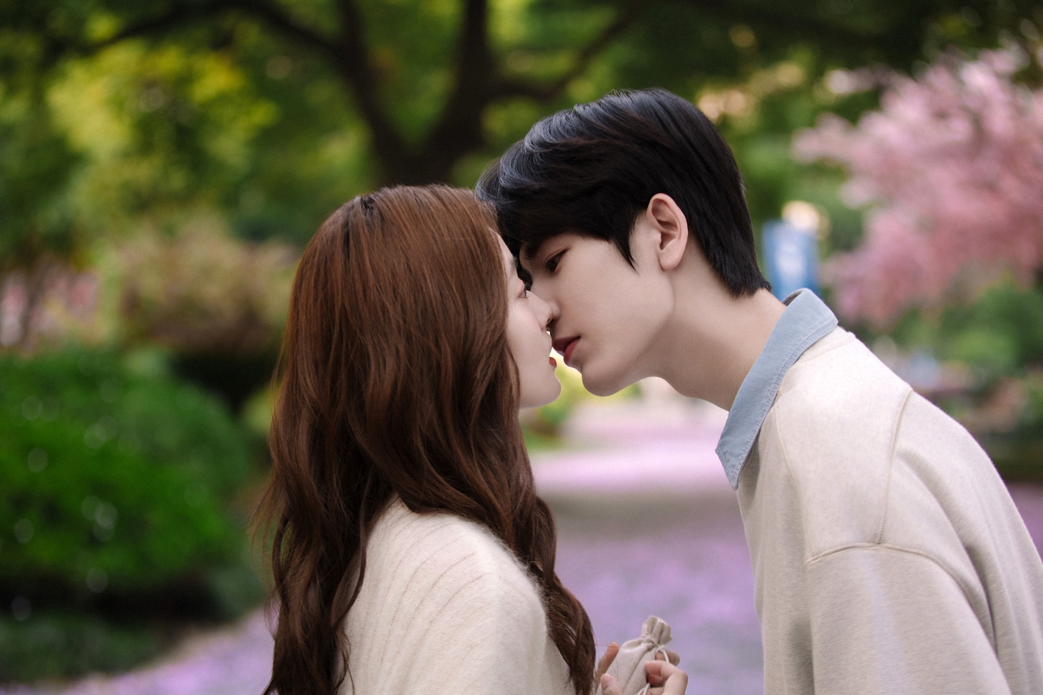 左からシュー・ルオハン（徐若晗）演じるシェン・シーファン、ジャン・リンホー（張凌赫）演じるホー・スーイエ