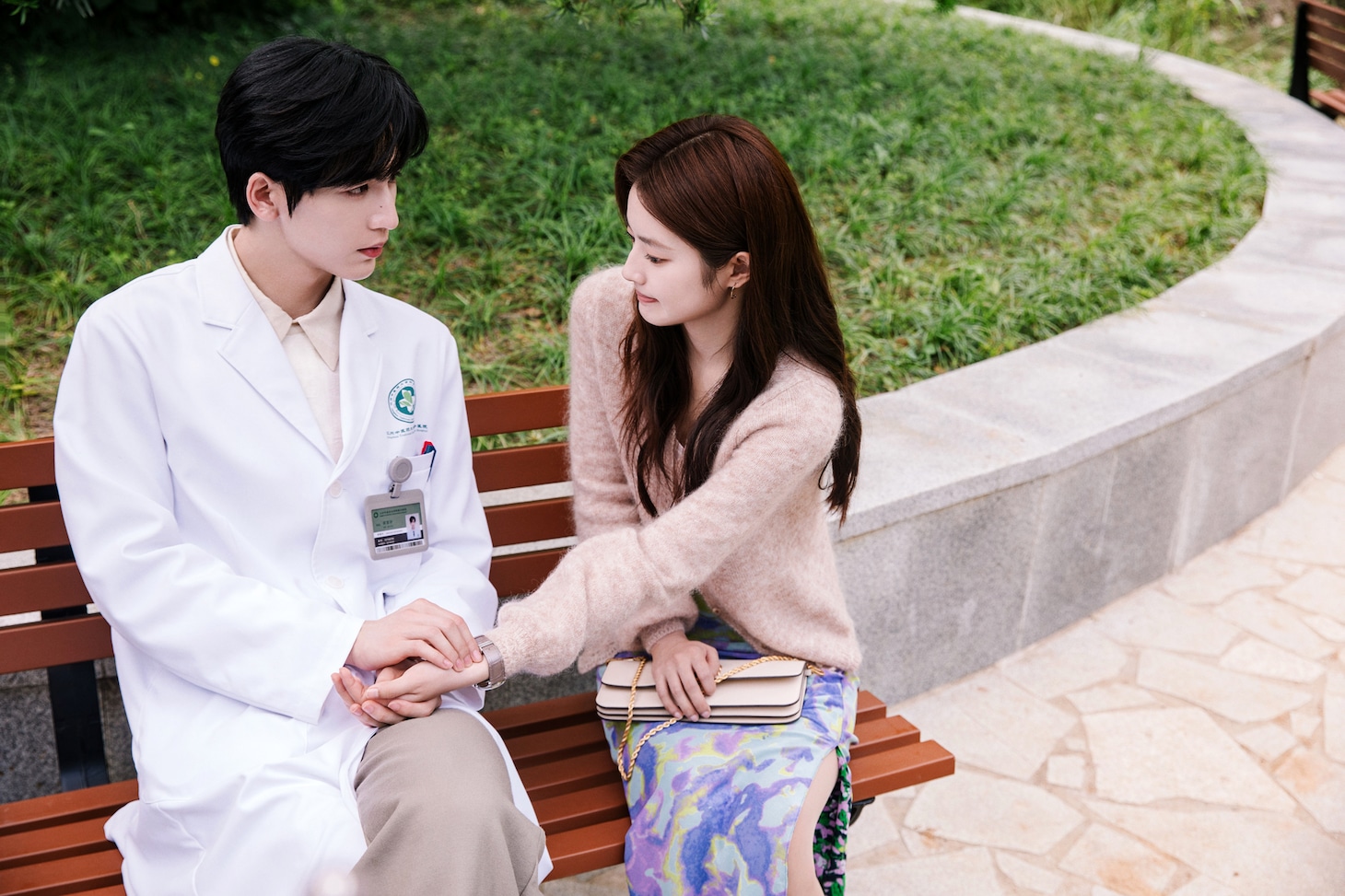 中国ドラマ「素敵な恋の咲かせかた」では、漢方医のホー・スーイエ（左）が不眠とストレスに悩むシェン・シーファン（右）に生薬の効能や心と体の整え方を教える姿も映し出される