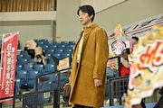 日曜劇場「GIFT」場面写真。伍鉄文人（堤真一）は車いすラグビーの弱小チームと出会い、抱える難問の答えを導き出していく