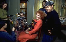 「レクイエム・フォー・ドリーム 4Kリマスター」メイキング写真。俳優の体にカメラを固定するスノーリーカム手法に挑むエレン・バースティン