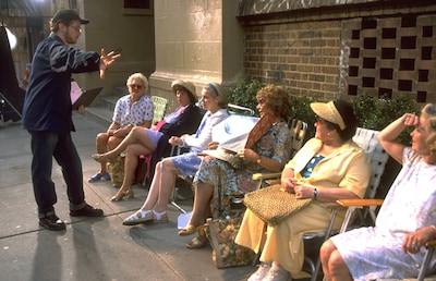 「レクイエム・フォー・ドリーム 4Kリマスター」メイキング写真。奥から2番目にいるのが、監督を務めたダーレン・アロノフスキーの母シャーロット