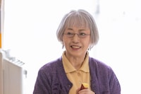 スペシャルドラマ「しあわせは食べて寝て待て」より、加賀まりこ演じる大家・美山鈴