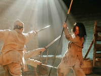 ドラマ「北方謙三 水滸伝」より、亀梨和也演じる林冲（右）