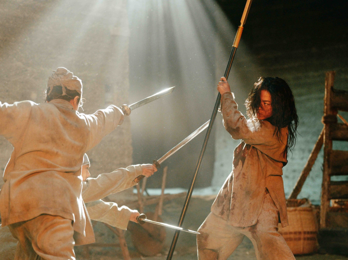 ドラマ「北方謙三 水滸伝」より、亀梨和也演じる林冲（右）