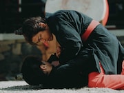 ドラマ「北方謙三 水滸伝」より、亀梨和也演じる林冲（上）と、佐藤浩市演じる王進（下）