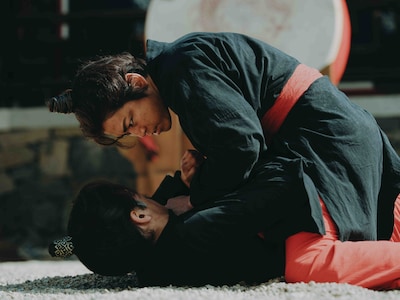 ドラマ「北方謙三 水滸伝」より、亀梨和也演じる林冲（上）と、佐藤浩市演じる王進（下）