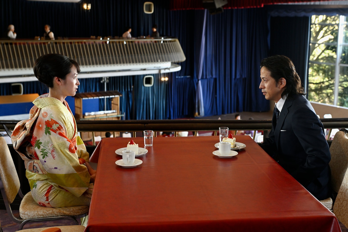 「SUKIYAKI 上を向いて歩こう」場面写真。岡田准一演じる作曲家・中村八大（右）、清野菜々演じる妻・中村順子（左）