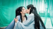 中国ドラマ「転生女神～三界を超える真実の愛～」より、キスする江稚玉（左）と阿九 / 江景淮（右）。劇中では2人が“3度の転生”を経て愛を紡ぐさまが描かれる