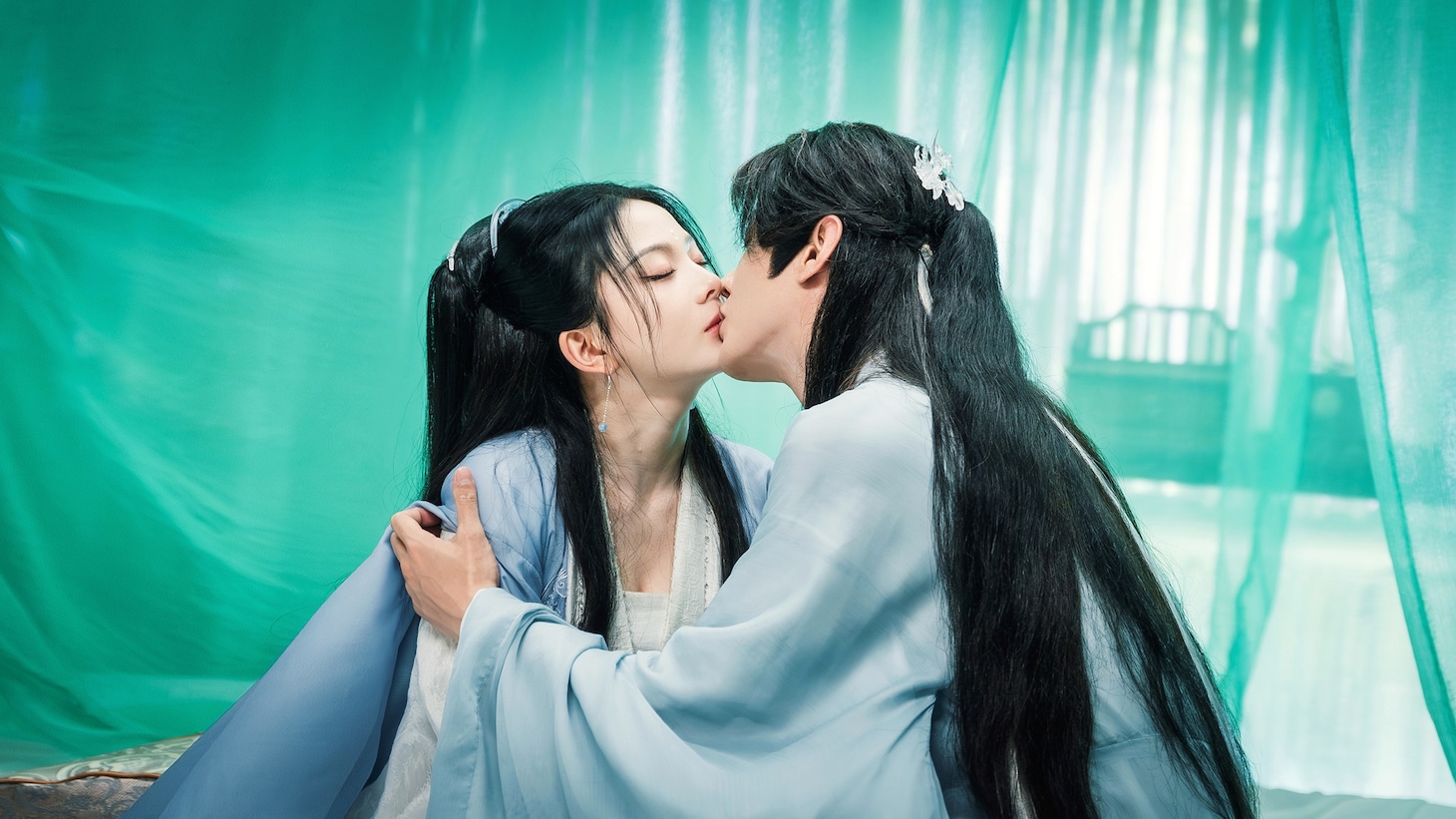 中国ドラマ「転生女神～三界を超える真実の愛～」より、キスする江稚玉（左）と阿九 / 江景淮（右）。劇中では2人が“3度の転生”を経て愛を紡ぐさまが描かれる