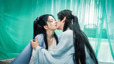 中国ドラマ「転生女神～三界を超える真実の愛～」より、キスする江稚玉（左）と阿九 / 江景淮（右）。劇中では2人が“3度の転生”を経て愛を紡ぐさまが描かれる