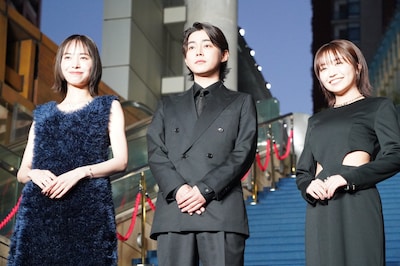 左から井桁弘恵、倉悠貴、大原優乃