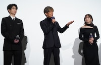 「教場 Requiem」完成披露舞台挨拶より、観客へのプレゼントを発表する木村拓哉（中央）と、それを見守る綱啓永（左）、齊藤京子（右）