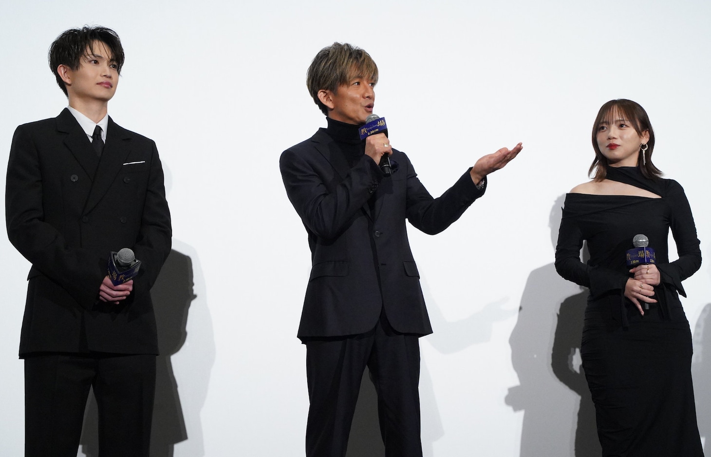 「教場 Requiem」完成披露舞台挨拶より、観客へのプレゼントを発表する木村拓哉（中央）と、それを見守る綱啓永（左）、齊藤京子（右）