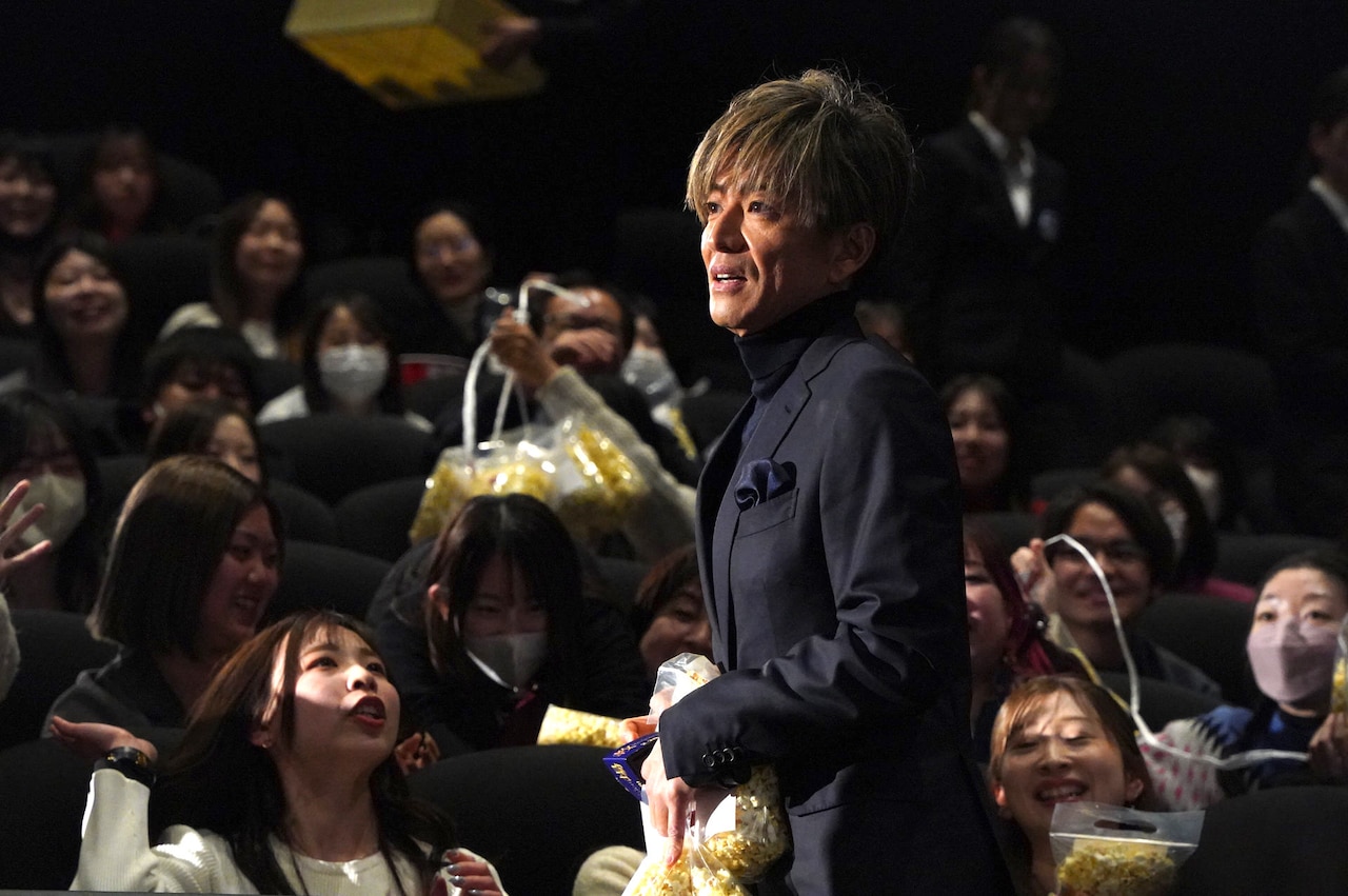 木村拓哉ら「教場 Requiem」キャストが観客にポップコーン手渡し、節分の豆も用意