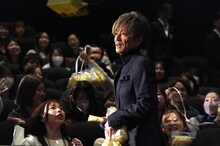 「教場 Requiem」完成披露舞台挨拶より、観客にポップコーンを配り歩く木村拓哉