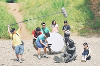 「ハローマイフレンド」場面写真。東京・清瀬市で映画づくりをするSF映画部のメンバーとエイリアン