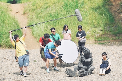 「ハローマイフレンド」場面写真。東京・清瀬市で映画づくりをするSF映画部のメンバーとエイリアン