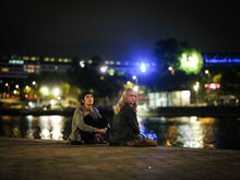 「急に具合が悪くなる」場面写真。ヴィルジニー・エフィラと岡本多緒がダブル主演を務めた