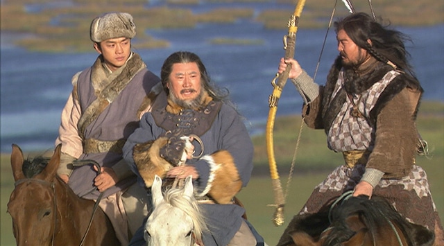 中国ドラマ「射鵰英雄伝」場面写真。劇中では若者・郭靖が成長していく様子とともに、彼と対極に位置する青年・楊康の姿が描かれる