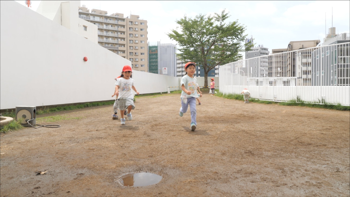 「夜間保育からモンテッソーリへ─子育ての未来─」場面写真