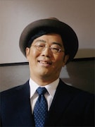 上野署の刑事役の鈴木拓