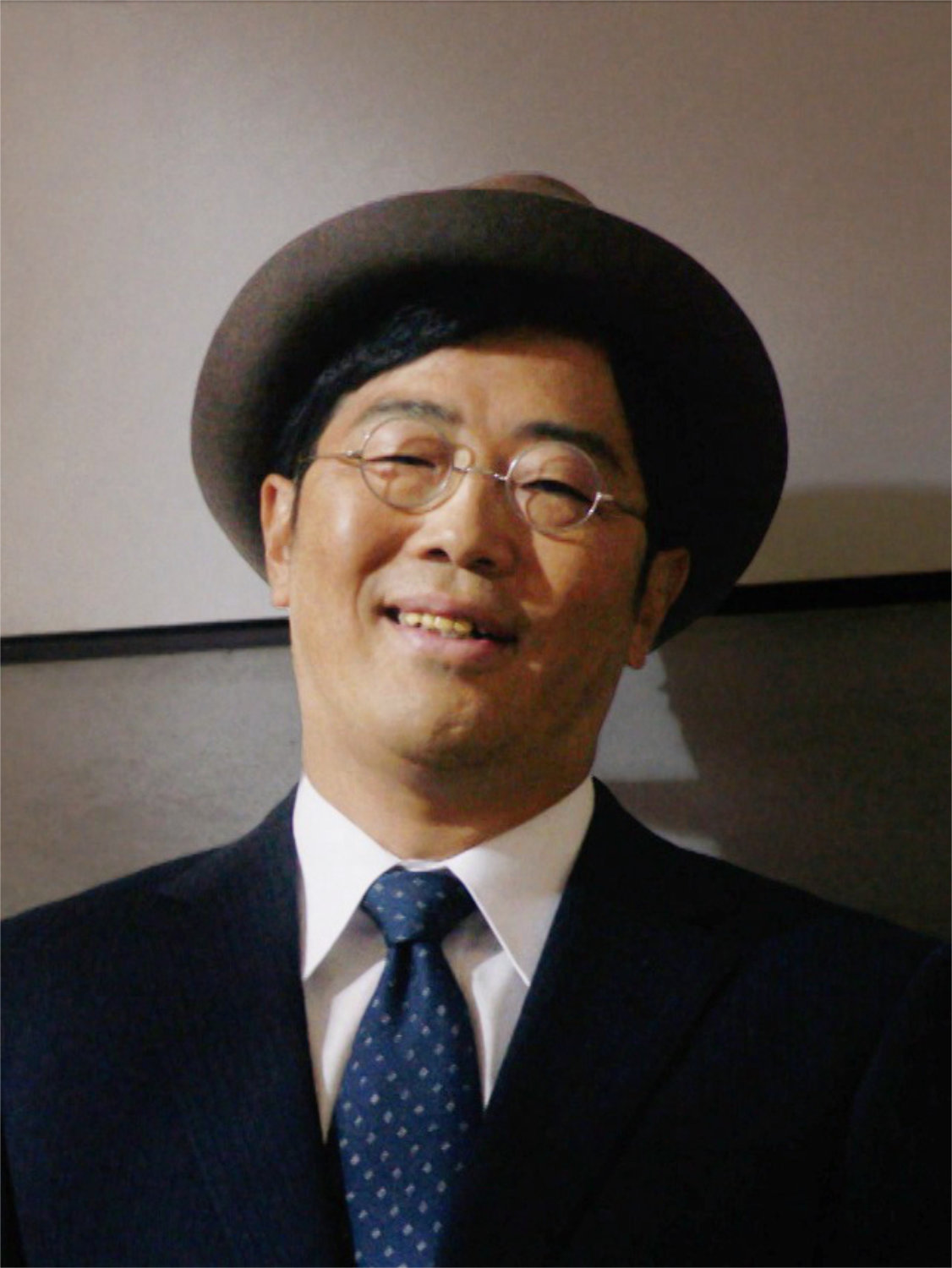 上野署の刑事役の鈴木拓