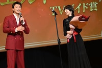 第50回エランドール賞を受賞した夏帆（右）と、お祝いゲストの竹内涼真（左）