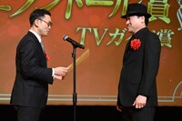 第50回エランドール賞を受賞した佐藤二朗（右）