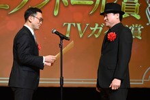 第50回エランドール賞を受賞した佐藤二朗（右）