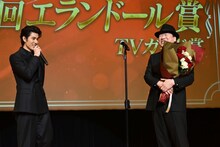第50回エランドール賞を受賞した佐藤二朗（右）と、お祝いゲストの寛一郎（左）