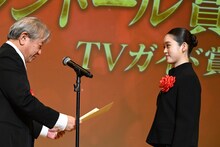 第50回エランドール賞を受賞した髙石あかり（右）