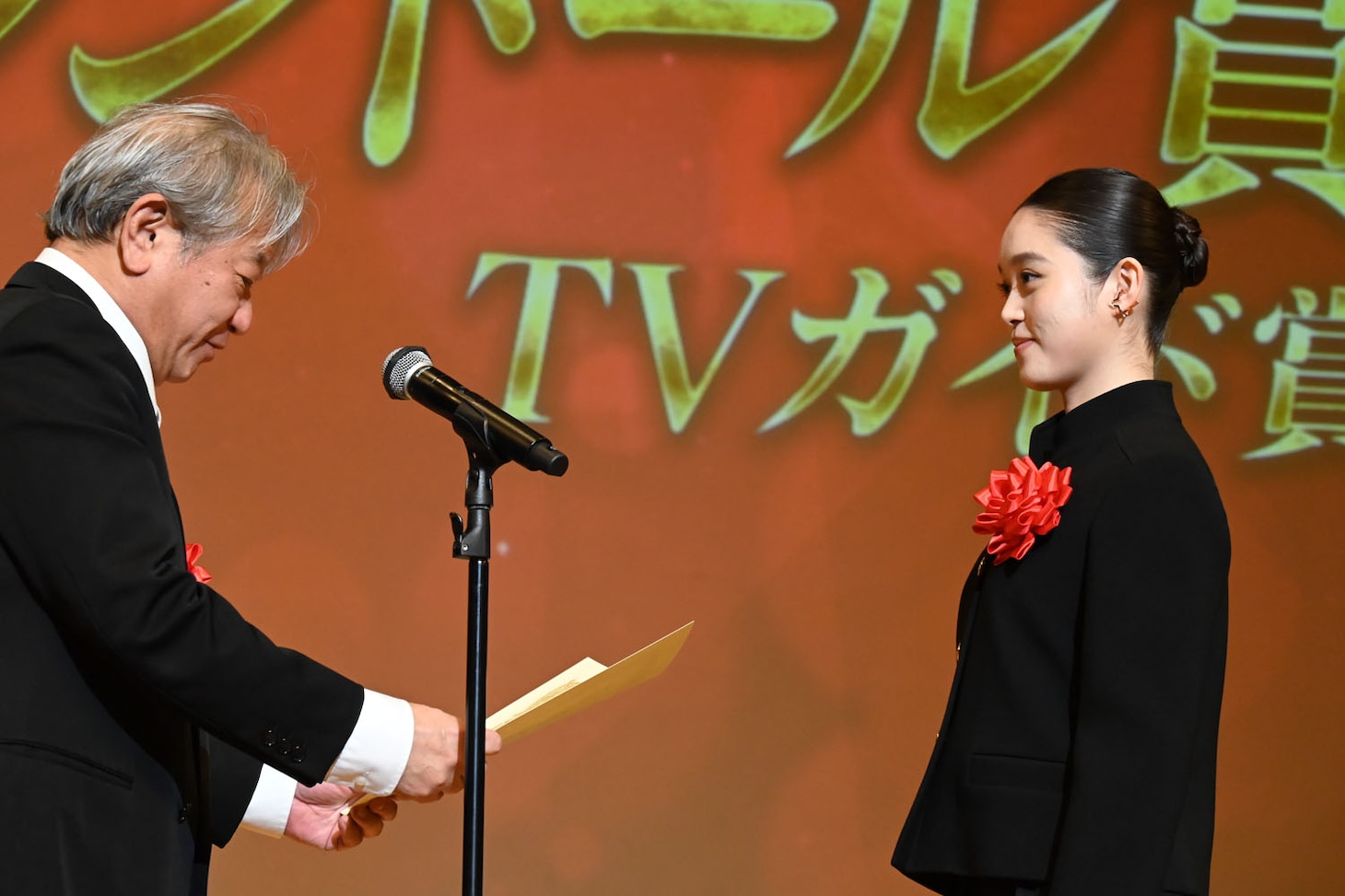 第50回エランドール賞を受賞した髙石あかり（右）