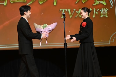 第50回エランドール賞を受賞した髙石あかり（右）と、お祝いゲストの吉沢亮（左）