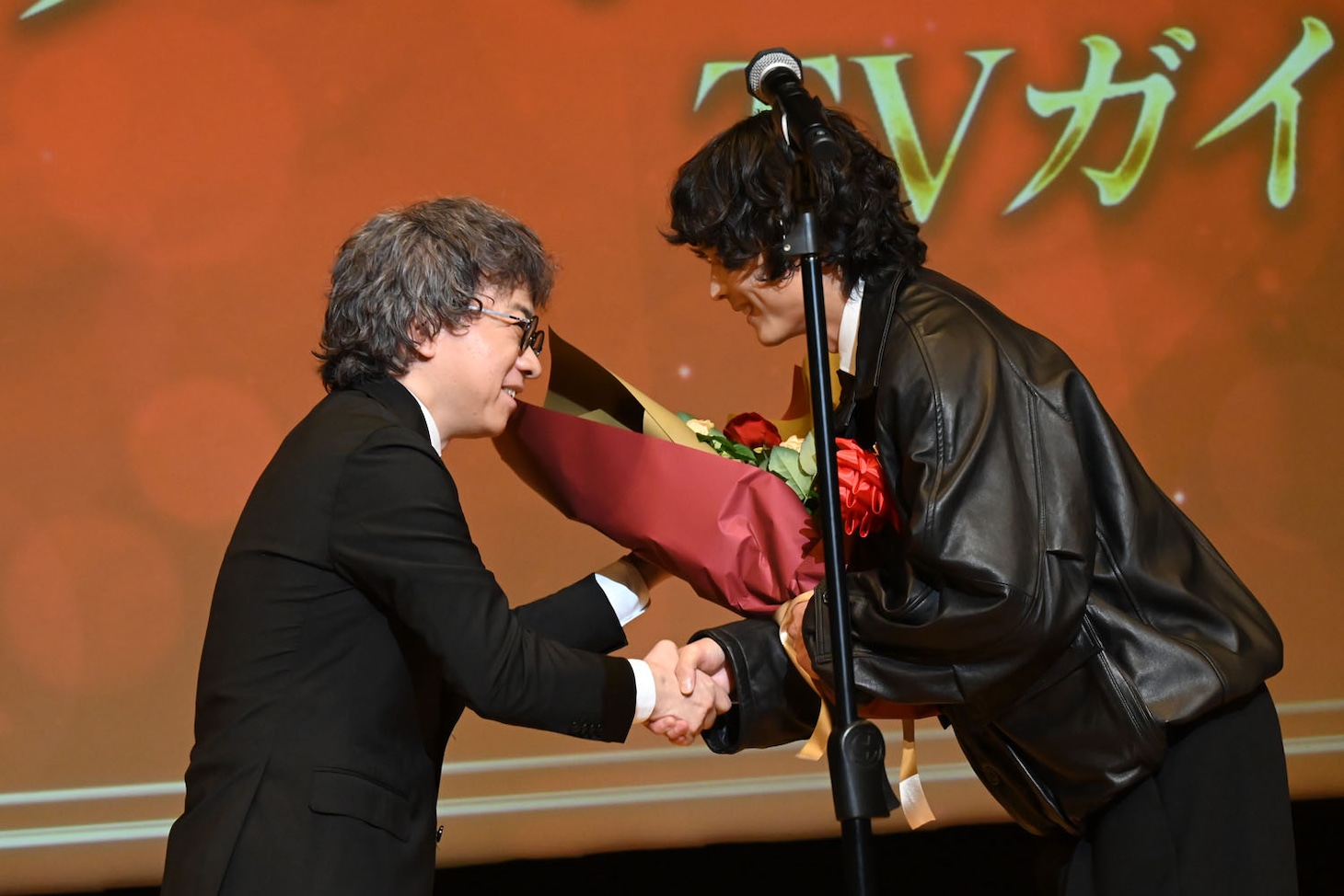 第50回エランドール賞を受賞した松村北斗（右）と、お祝いゲストの新海誠