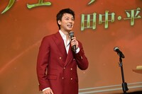 第50回エランドール賞授賞式より、竹内涼真。プロデューサー賞 （田中・平田賞）を受賞した「じゃあ、あんたが作ってみろよ」の杉田彩佳、丸山いづみを祝福するため出席した