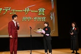 第50回エランドール賞授賞式の様子。左からお祝いゲストの竹内涼真、「じゃあ、あんたが作ってみろよ」のプロデューサー杉田彩佳、丸山いづみ