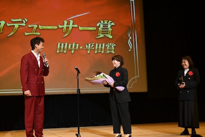 第50回エランドール賞授賞式の様子。左からお祝いゲストの竹内涼真、「じゃあ、あんたが作ってみろよ」のプロデューサー杉田彩佳、丸山いづみ