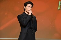 第50回エランドール賞授賞式より、寛一郎。プロデューサー奨励賞 （田中・平田賞）を受賞した「爆弾」の岡田翔太を祝福するため出席した